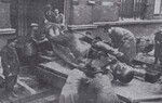 Krop helpt bij het transport van het beeld naar het Stedelijk Museum
<br/>
Courant Nieuws van de Dag, januari 1941